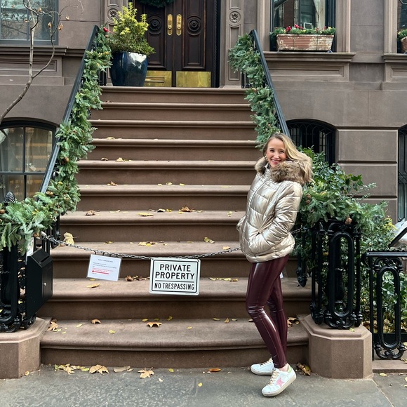 Meet your Posher, Jessica - Picture 2 of 2